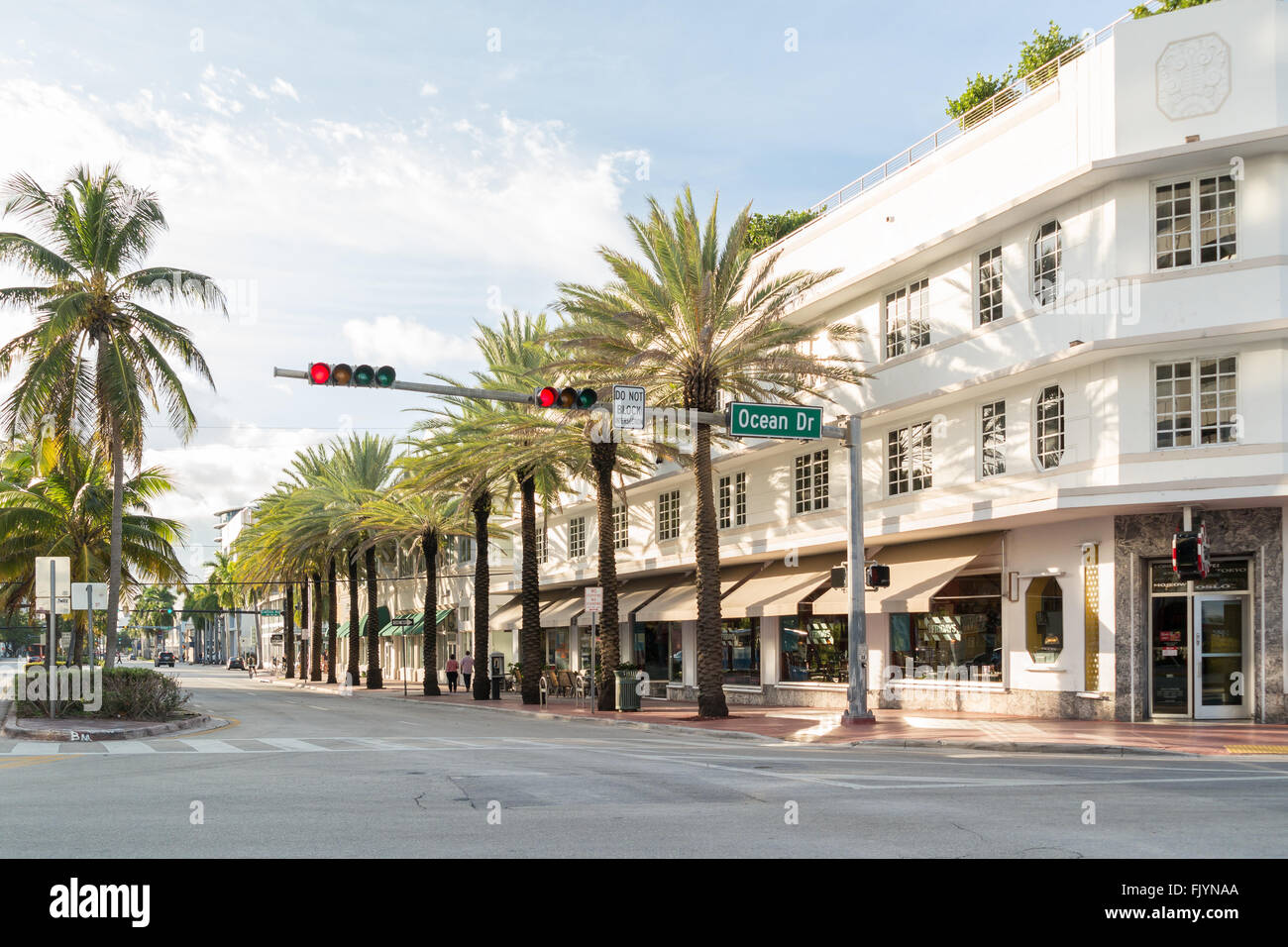 Visualizzazione angolo di Ocean Drive e la quinta strada a South Beach di Miami Beach, Florida, Stati Uniti d'America Foto Stock