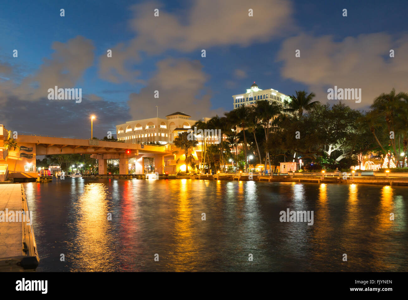 Vista notturna del ponte sul fiume nuovo, Riverwalk promenade e Huizenga Park nel centro di Fort Lauderdale, Florida, Stati Uniti d'America Foto Stock