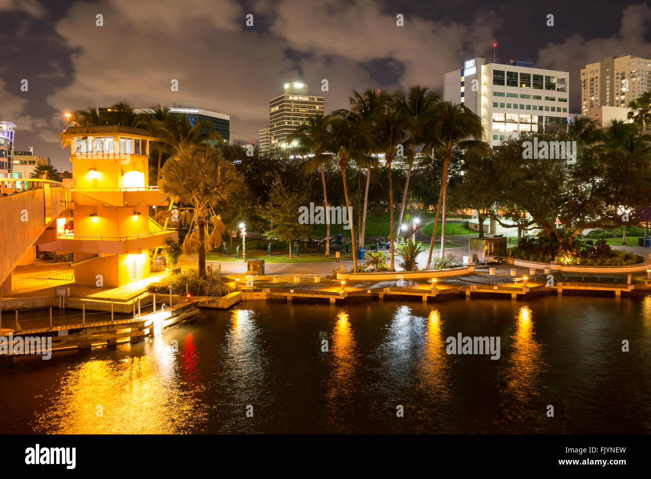 Vista notturna del ponte sul fiume nuovo, Riverwalk promenade e Huizenga Park nel centro di Fort Lauderdale, Florida, Stati Uniti d'America Foto Stock