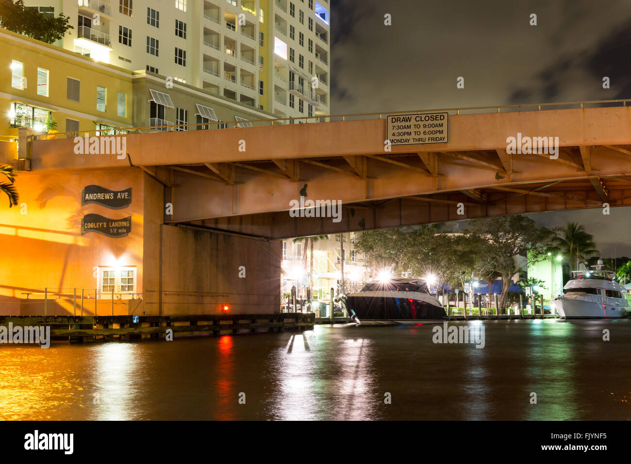 Vista notturna del ponte levatoio Andrews Avenue su nuovo fiume nel centro di Fort Lauderdale, Florida, Stati Uniti d'America Foto Stock