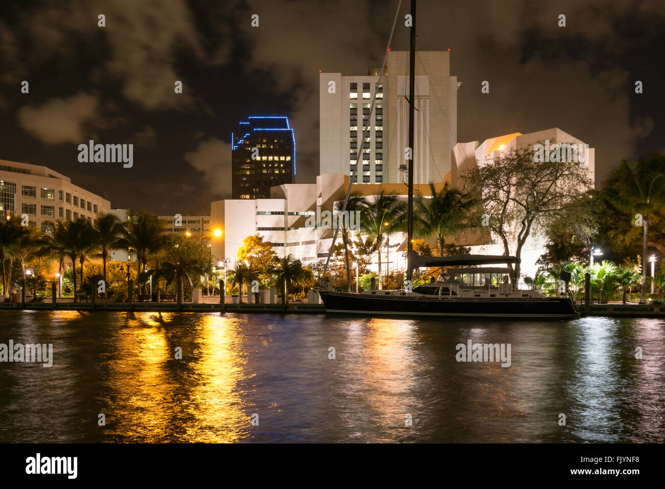 Vista notturna di New River con yacht, highrise edifici e di prigione nel centro di Fort Lauderdale, Florida, Stati Uniti d'America Foto Stock