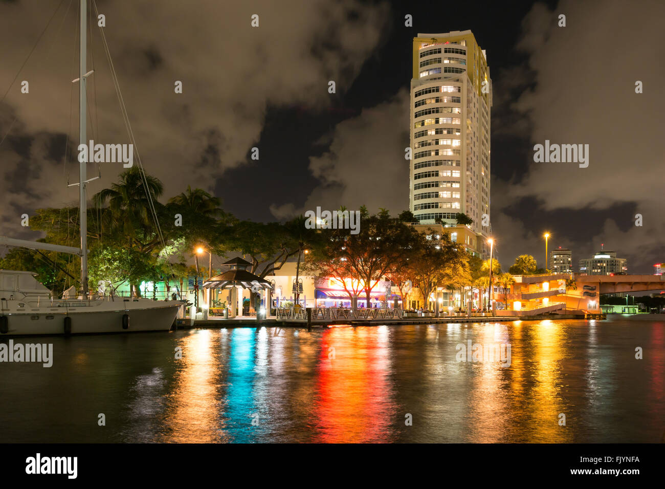 Vista notturna di New River con yacht e highrise condominio edificio nel centro di Fort Lauderdale, Florida, Stati Uniti d'America Foto Stock