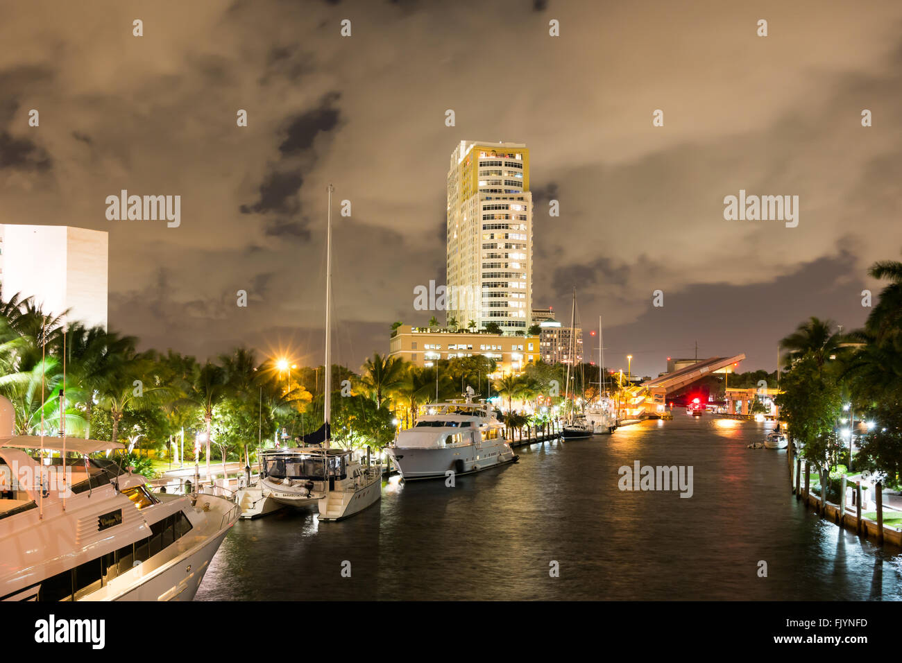 Vista notturna di New River con yachts, ponte levatoio e highrise condominio edificio nel centro di Fort Lauderdale, Florida, Stati Uniti d'America Foto Stock