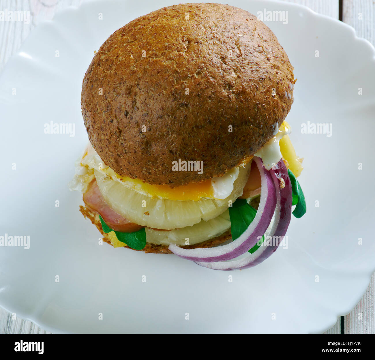 Aussie Burger Australiani gli hamburger sono in cottura, barbecue il bacon e pineappl Foto Stock