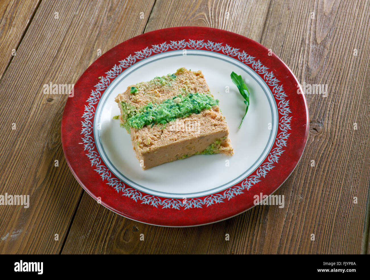 Terrina di salmone , con pasta e fagioli verdi e salsa di erbe Foto Stock