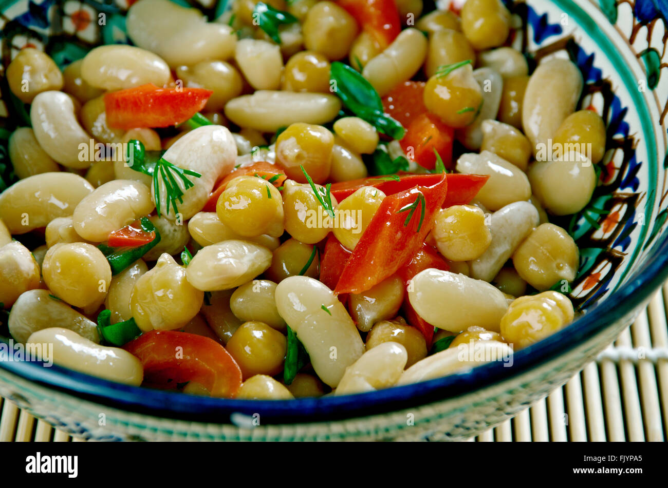 Il pakistan miscelati Insalata di fagioli - asiatici con insalata di fagioli bianchi, ceci, erbe aromatiche e pepe Foto Stock