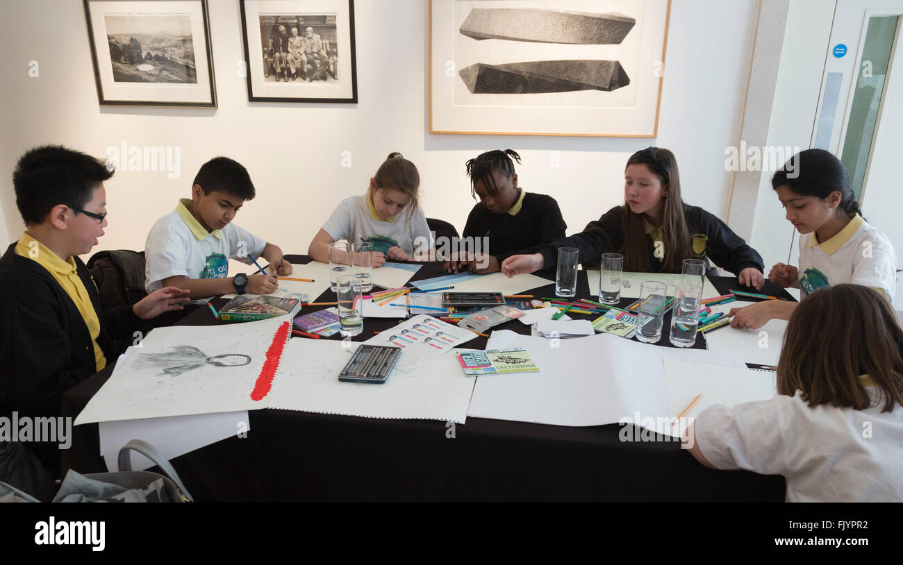 Londra, Regno Unito. 4 marzo 2016. Gli alunni di Charlton Manor la scuola primaria cercando di ricreare alcuni dei disegni sul display. Christie's King Street svelare le opere per la serata asta di beneficenza "è il nostro mondo" il 10 marzo 2016. I fondi raccolti andranno a sostenere le grandi disegnare, un educazione di arti di carità e di Giove Artland Foundation. Credito: Immagini vibranti/Alamy Live News Foto Stock