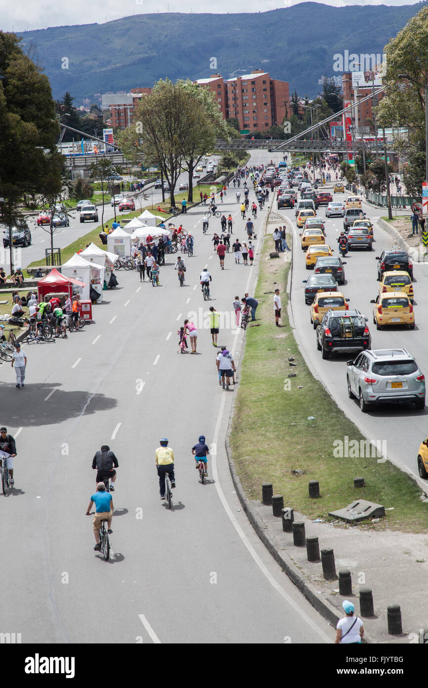 La domenica a Bogotà, Colombia alcune strade sono chiuse al traffico e utilizzata per il tempo libero e.g, ciclismo, jogging, pattinaggio. Foto Stock