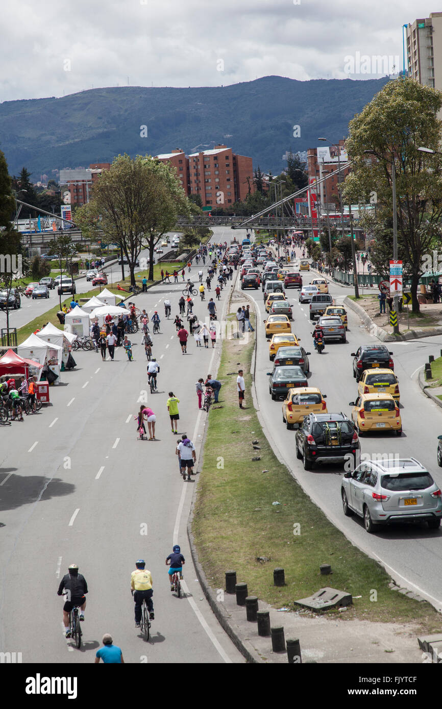 La domenica a Bogotà, Colombia alcune strade sono chiuse al traffico e utilizzata per il tempo libero ad esempio ciclismo, jogging, pattinaggio Foto Stock