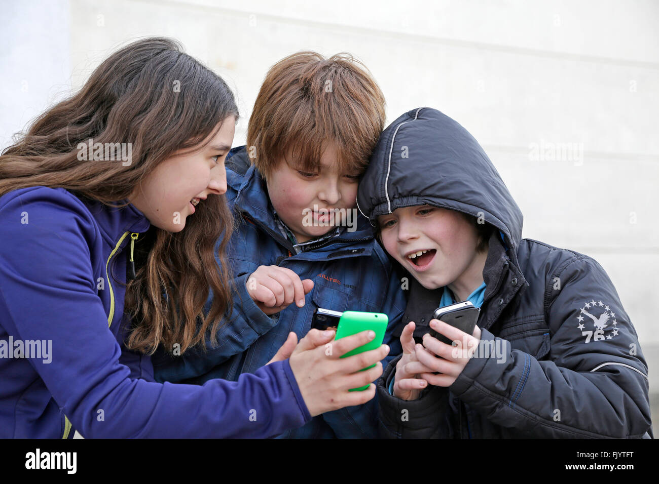 Bambini che giocano con il loro smartphone Foto Stock