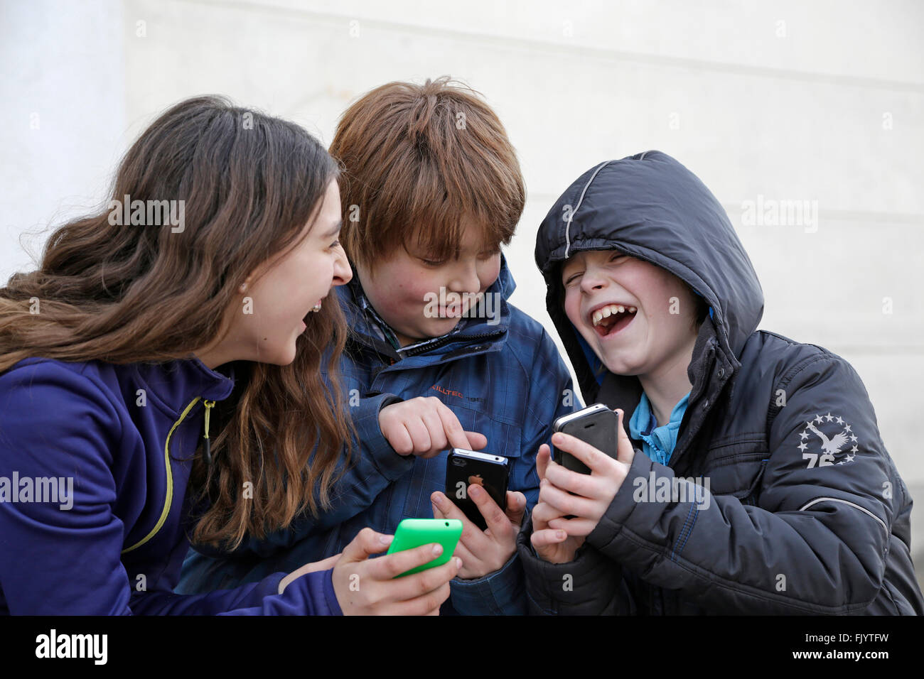 Bambini che giocano con il loro smartphone Foto Stock