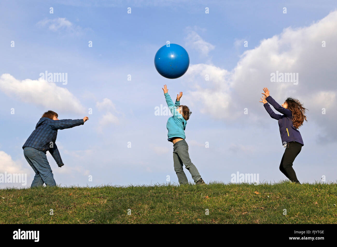 Bambini che giocano con grande palla Foto Stock