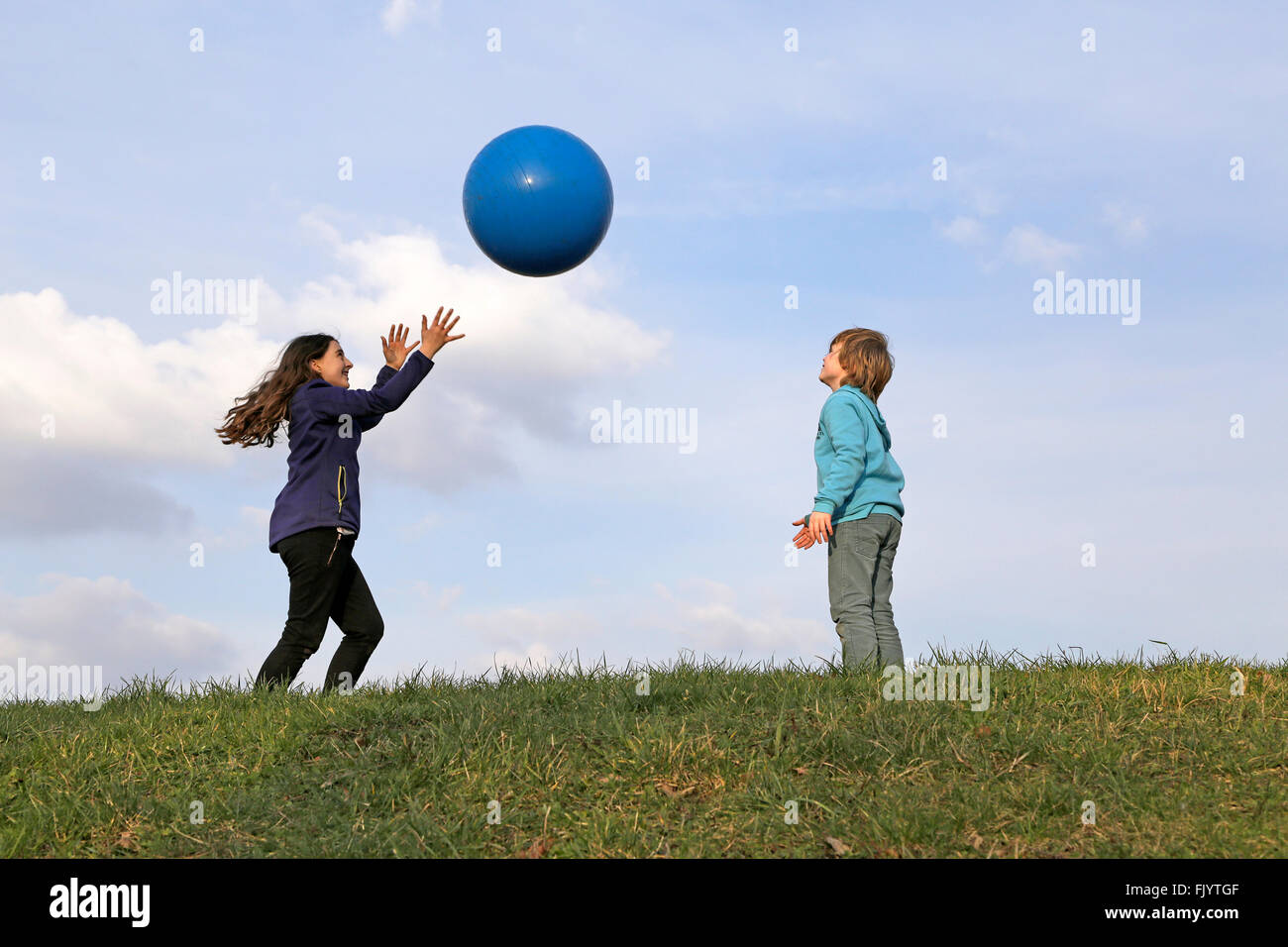 Bambini che giocano con grande palla Foto Stock