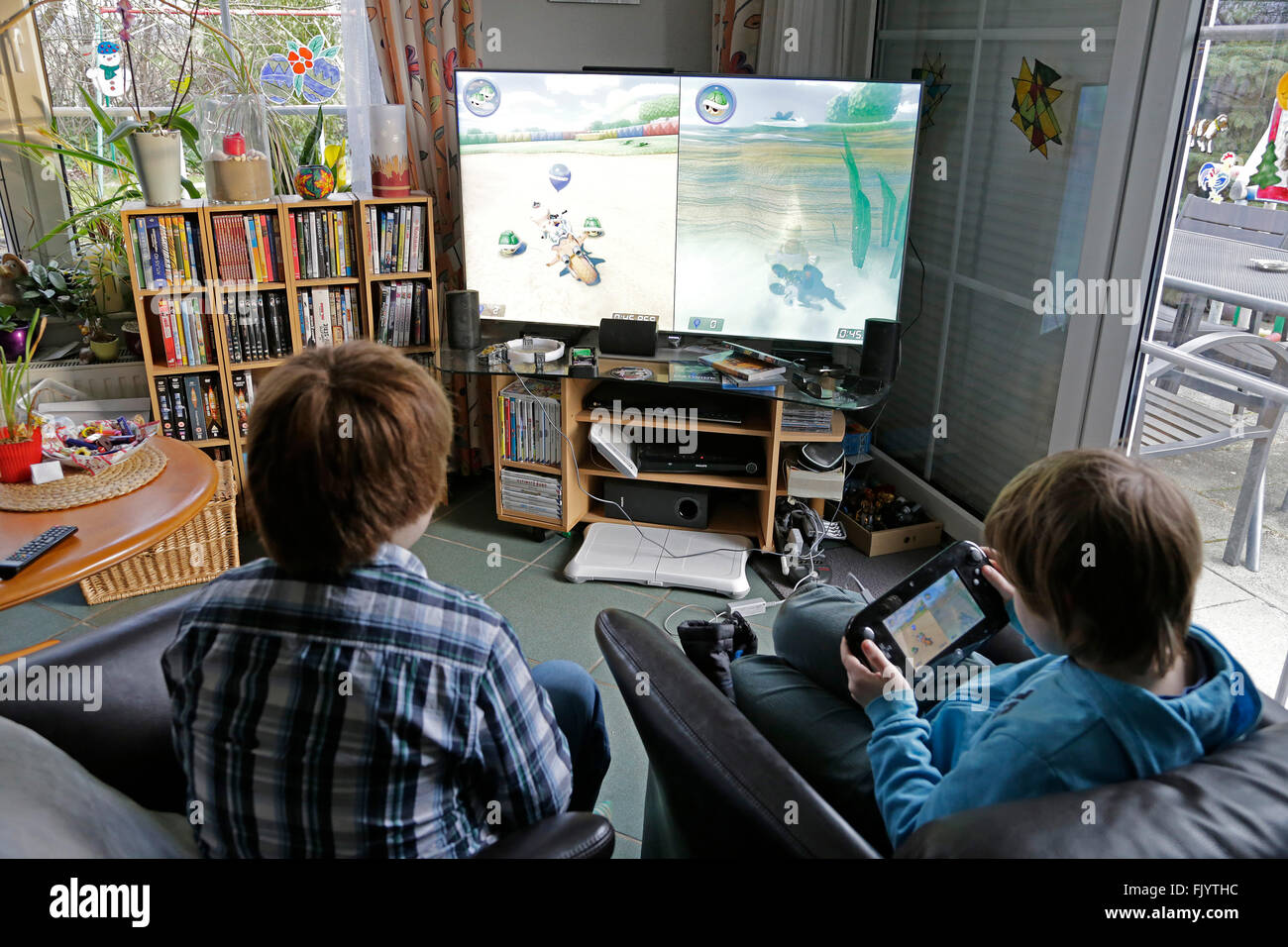 I bambini giocare Wii U Foto Stock