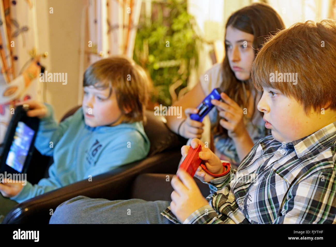 I bambini giocare Wii U Foto Stock