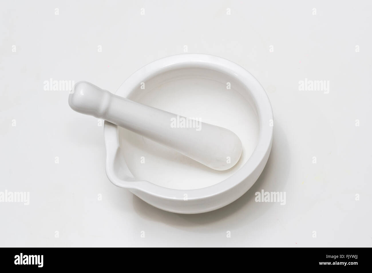 Bianco di ceramica mortaio e pestello isolati su sfondo bianco Foto Stock