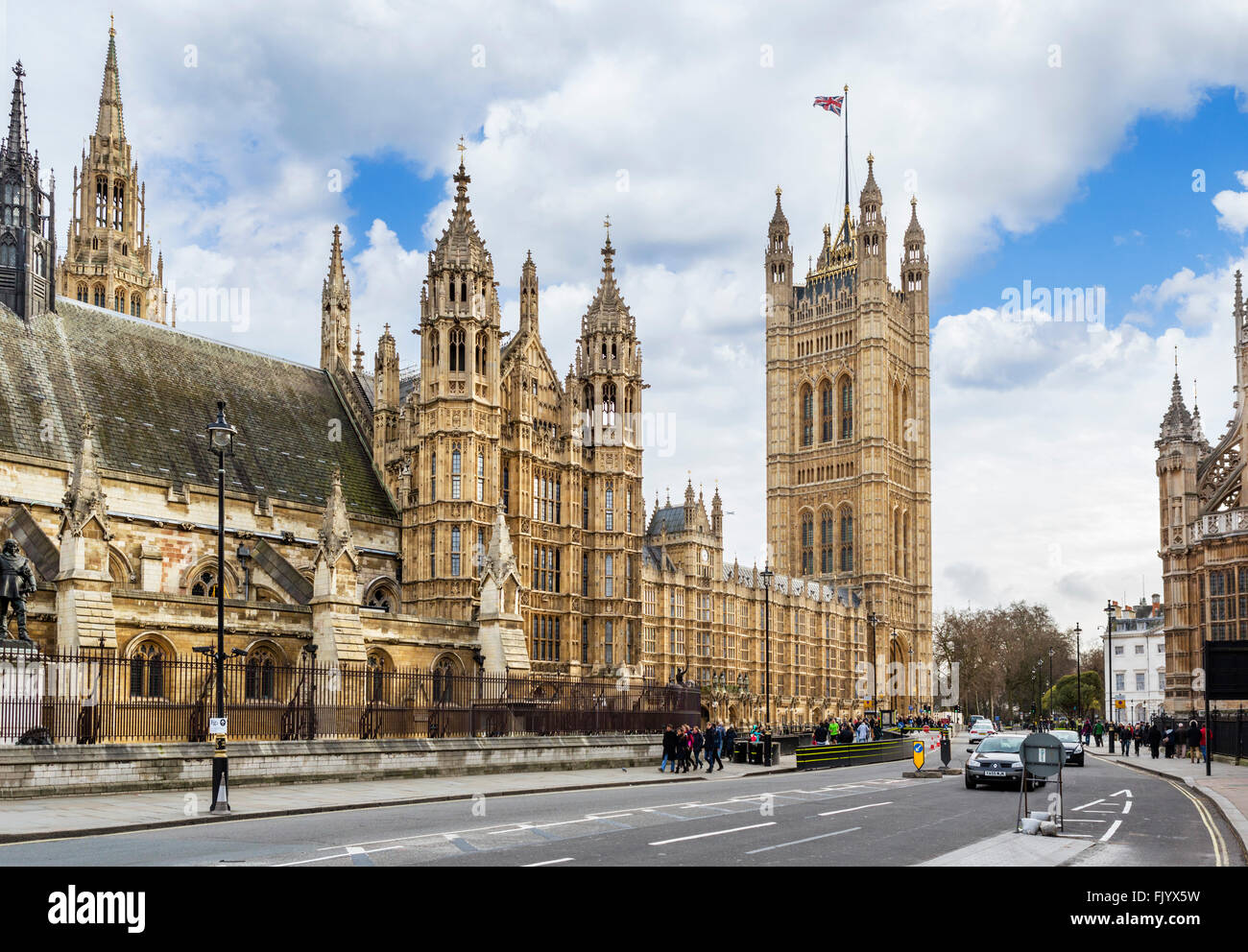 Palazzo di Westminster (sede del parlamento) dalla piazza del Parlamento, Westminster, London, England, Regno Unito Foto Stock