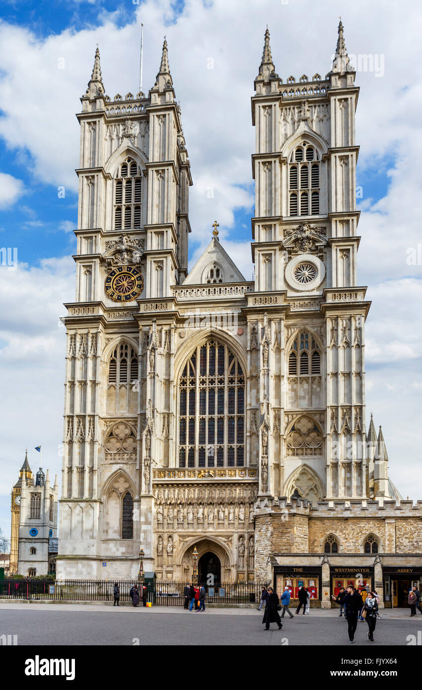 La facciata occidentale di Westminster Abbey dal santuario, Westminster, London, England, Regno Unito Foto Stock