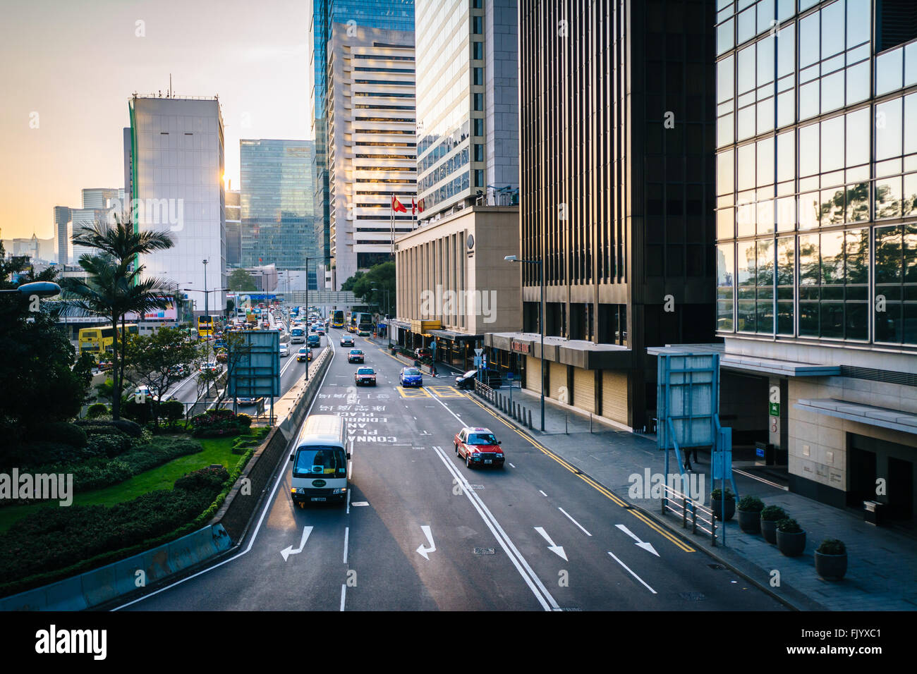 Connaught Road a sunrise, presso la centrale di Hong Kong, Hong Kong. Foto Stock