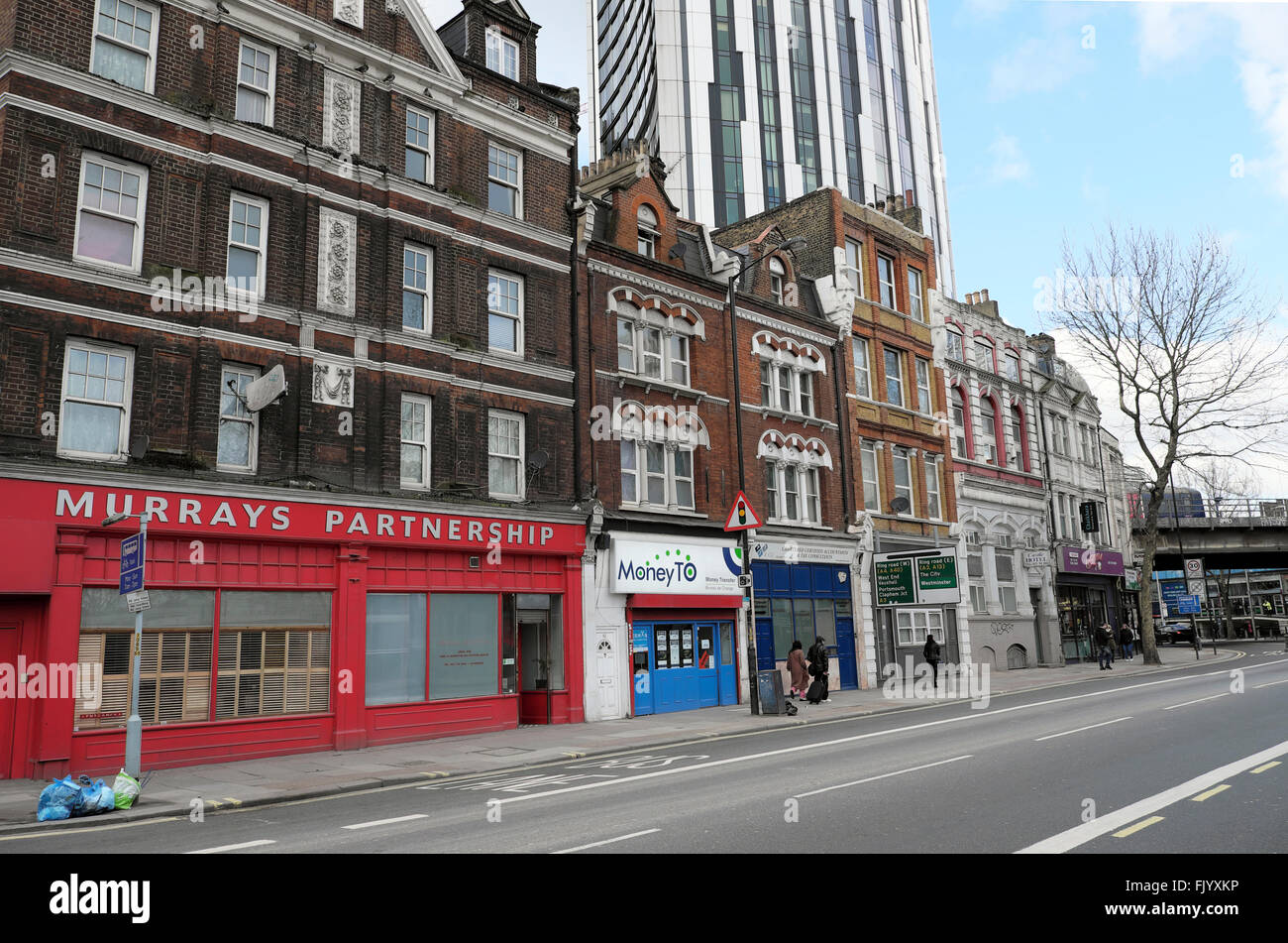 Fila di appartamenti sopra i negozi e Murrays Partnership Solicitors cartello esterno su Walworth Road Buildings Elephant & Castle London UK KATHY DEWITT Foto Stock