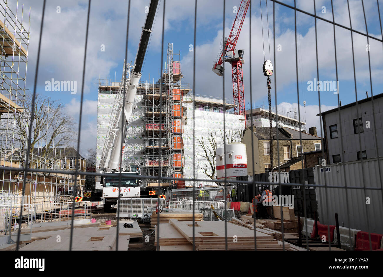 Un nuovo edificio di appartamenti vista attraverso il recinto sul sito in costruzione Elephant & Castle Londra UK KATHY DEWITT Foto Stock