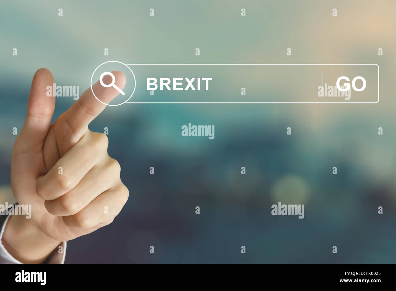 Mano di business facendo clic Brexit o British pulsante Esci sulla barra degli strumenti di ricerca con stile vintage effetto Foto Stock