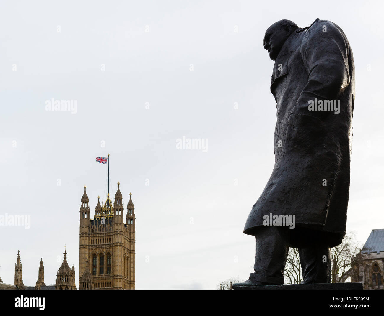 Statua di Sir Winston Churchill con il Palazzo di Westminster, dietro la piazza del Parlamento, Westminster, London, England, Regno Unito Foto Stock