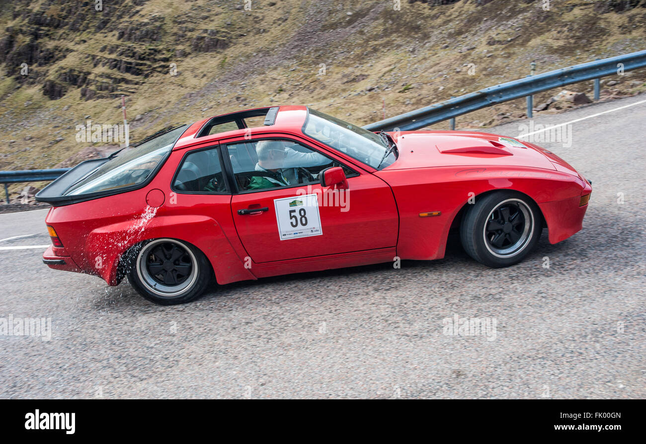 Una Porsche 924 Carrera sul Bealach na Ba Applrecross in Scozia Foto Stock