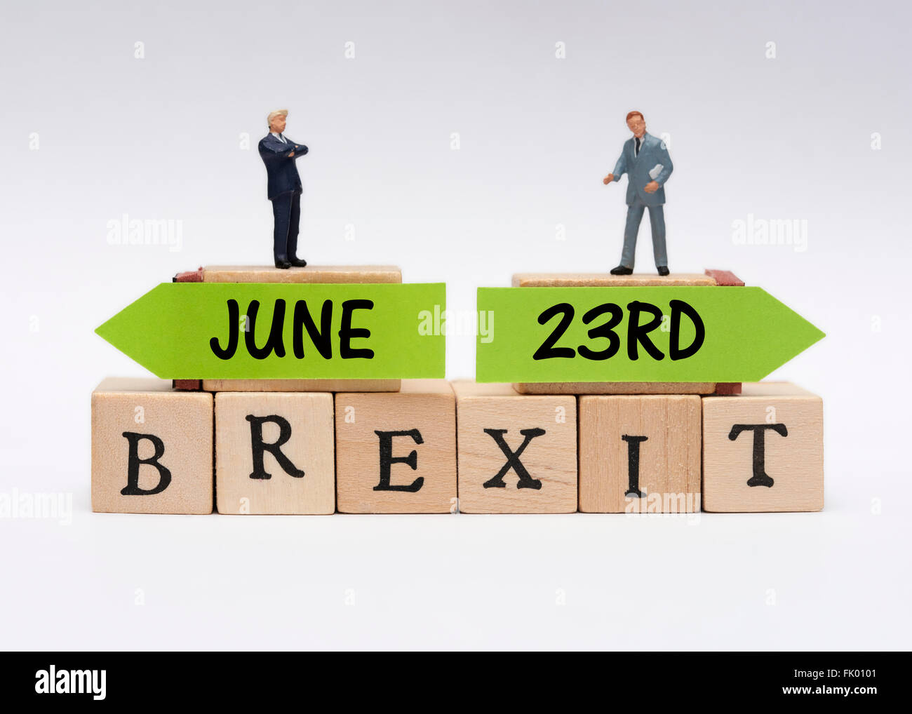 Business in miniatura che indossa abiti permanente sulla sommità del Brexit il 23 giugno la nozione di decisione. Foto Stock