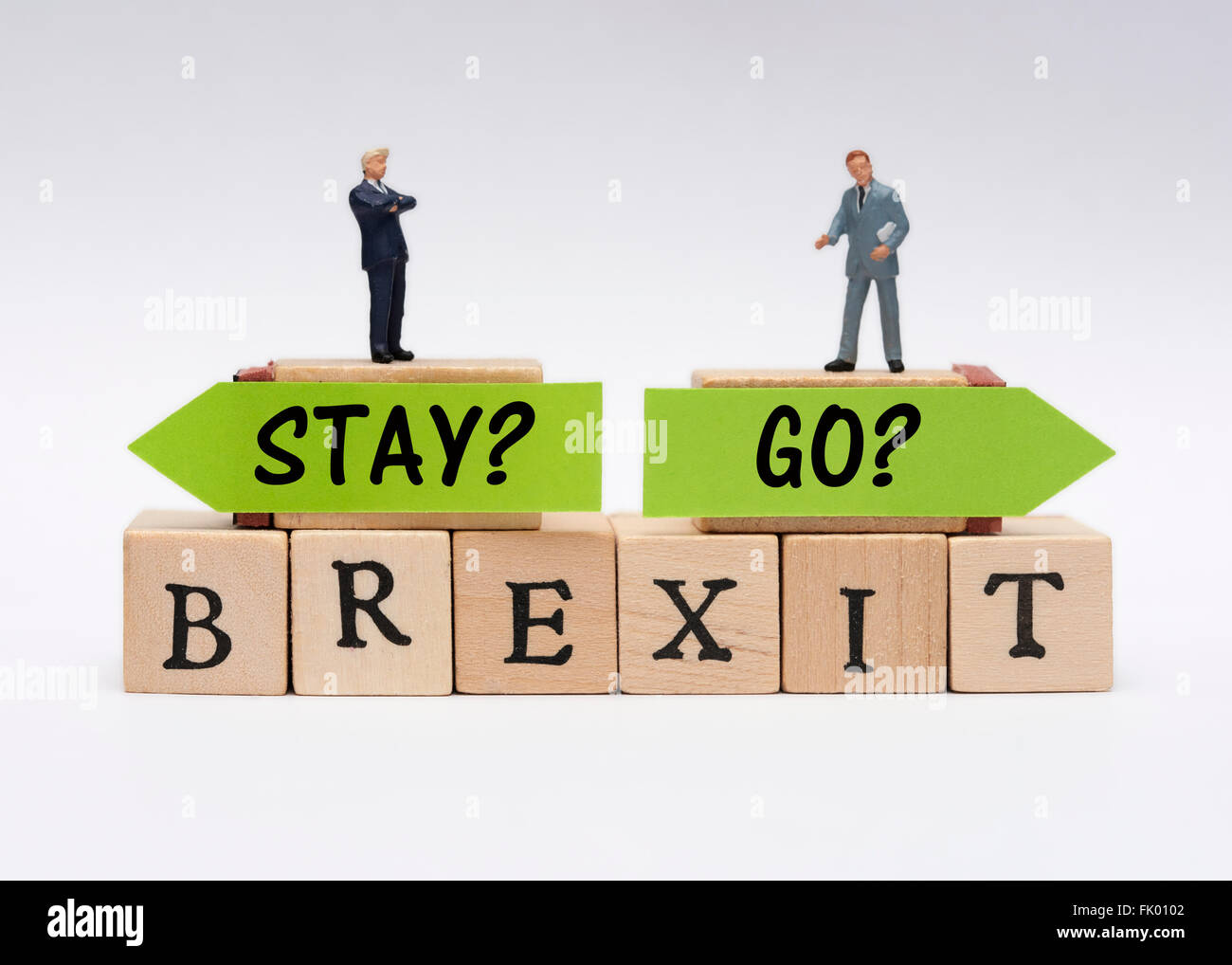 Business in miniatura indossando tute in piedi sulla parte superiore della decisione Brexit concetto. Foto Stock