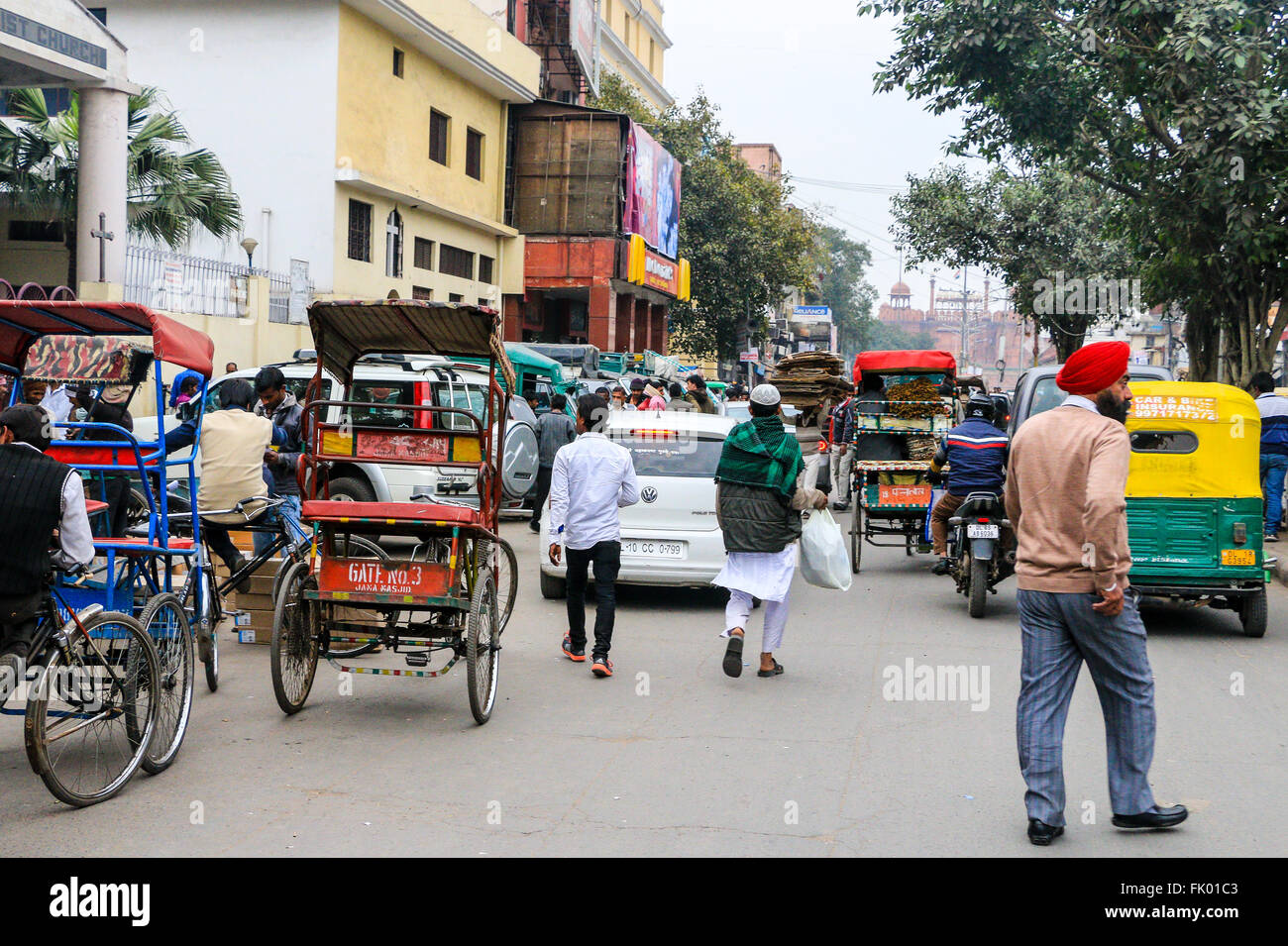 Scena di strada con pedoni e rikshaw tuk tuks e automobili, Vecchia Delhi, India, Asia Foto Stock