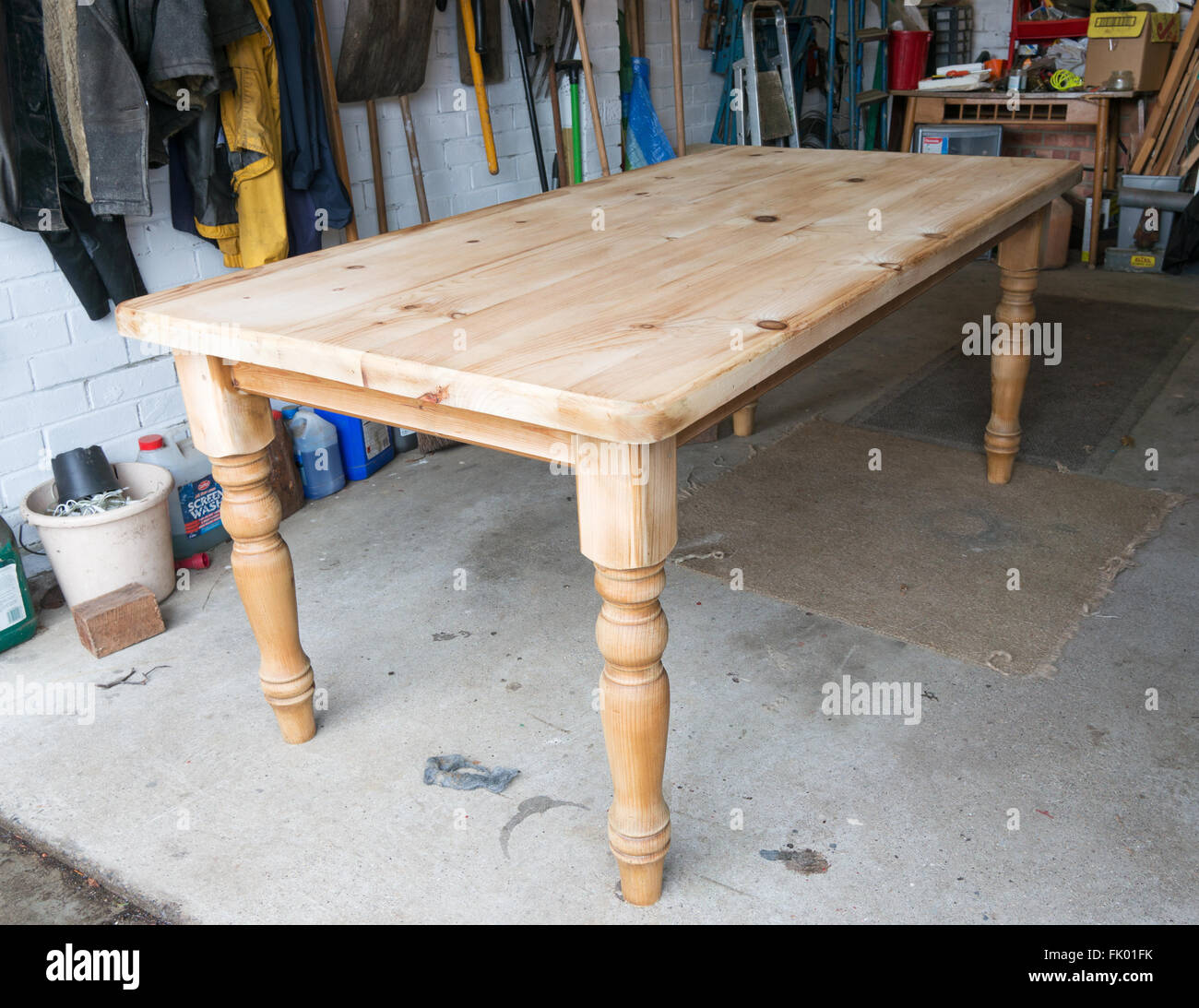 Un pino tavolo da pranzo sabbiato nel processo di restauro Foto Stock