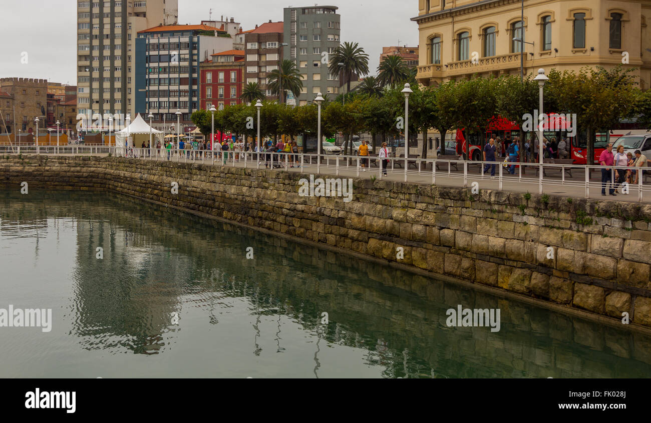 Grandi nuvole bianche nel cielo Foto Stock