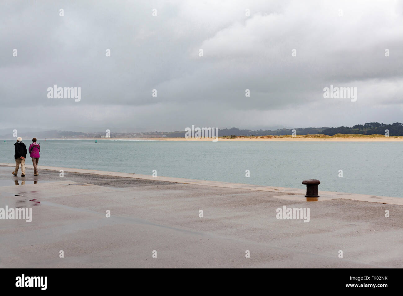 Due persone a piedi lungo la baia di Santander, Cantabria, Spagna. Foto Stock