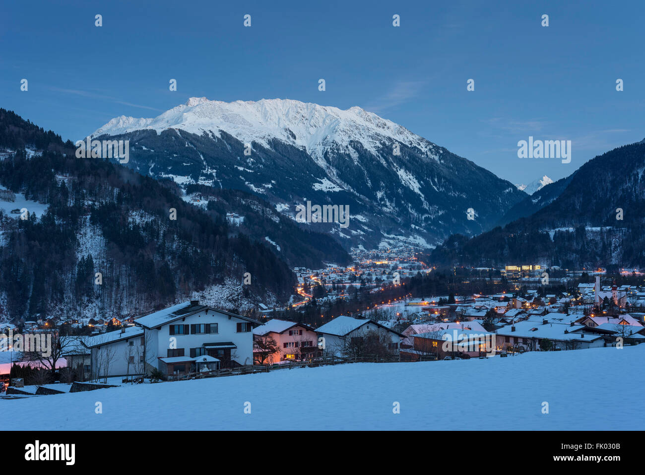 Montafon valle principale di sera, vista di Schruns come visto da Vandans, Silvretta Montafon ski resort al di sopra Foto Stock