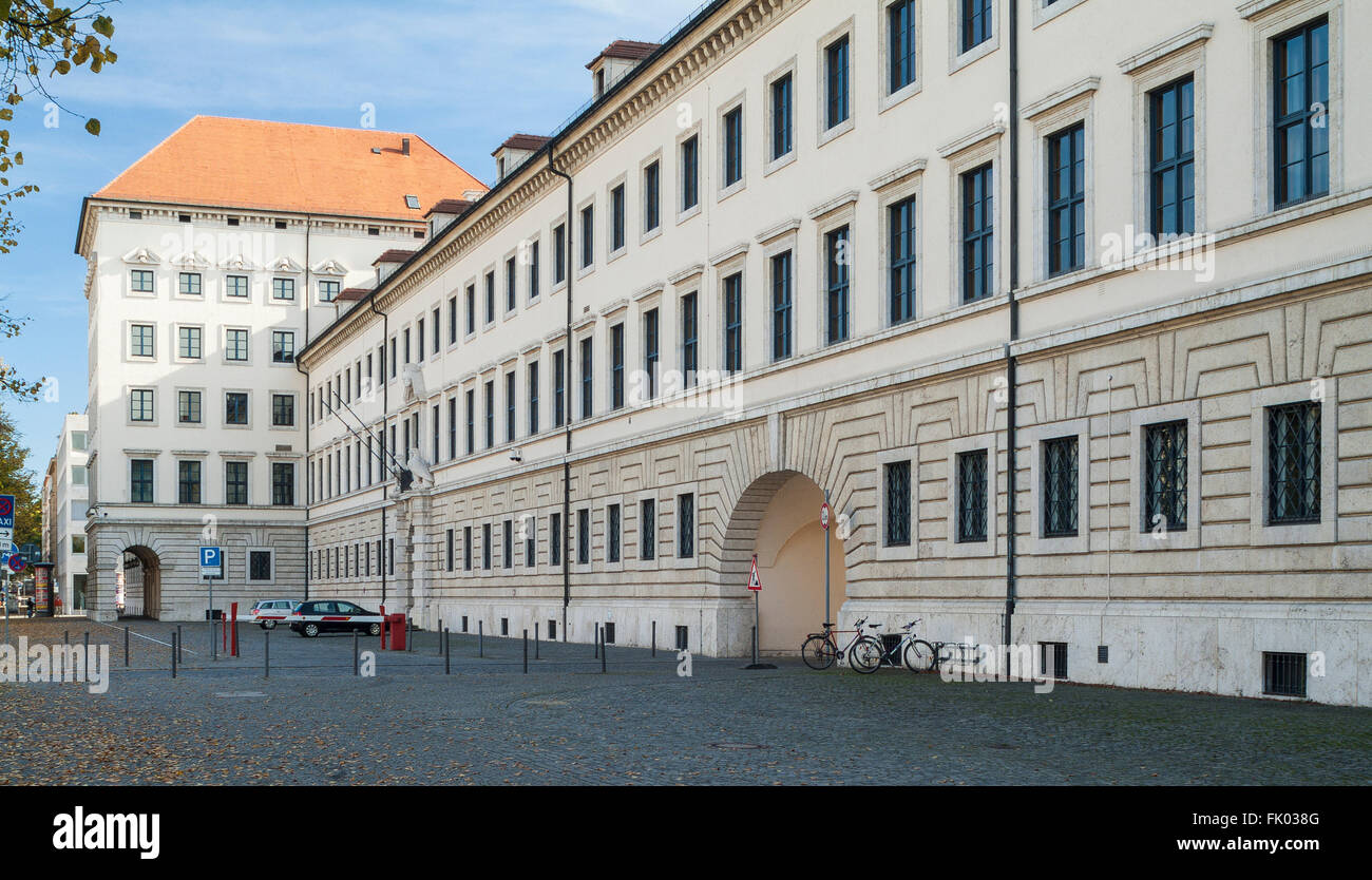 Ministero bavarese degli affari economici, aperto nel 1938 come Luftgaukommando Süd, facciata rivolta verso Prinzregentenstrasse, Monaco di Baviera Foto Stock
