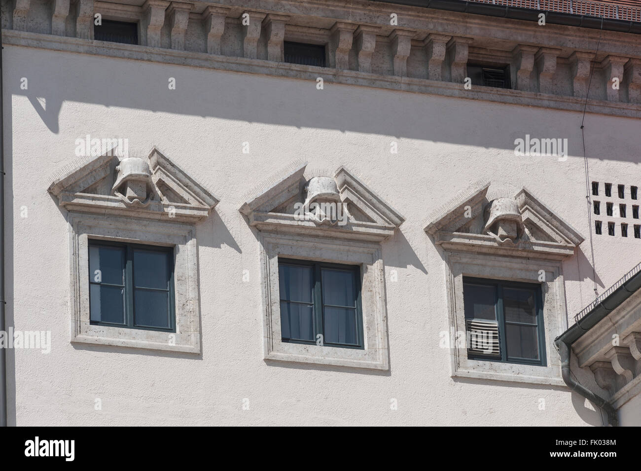 Ministero bavarese degli affari economici, aperto nel 1938 come Luftgaukommando Süd, Dettaglio della finestra superiore fila, gables decorate Foto Stock