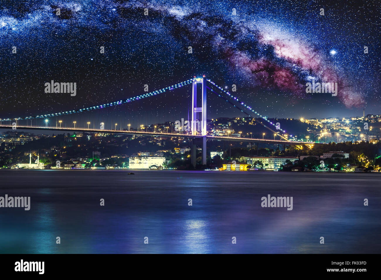 Ponte sul Bosforo di notte, Istanbul Foto Stock