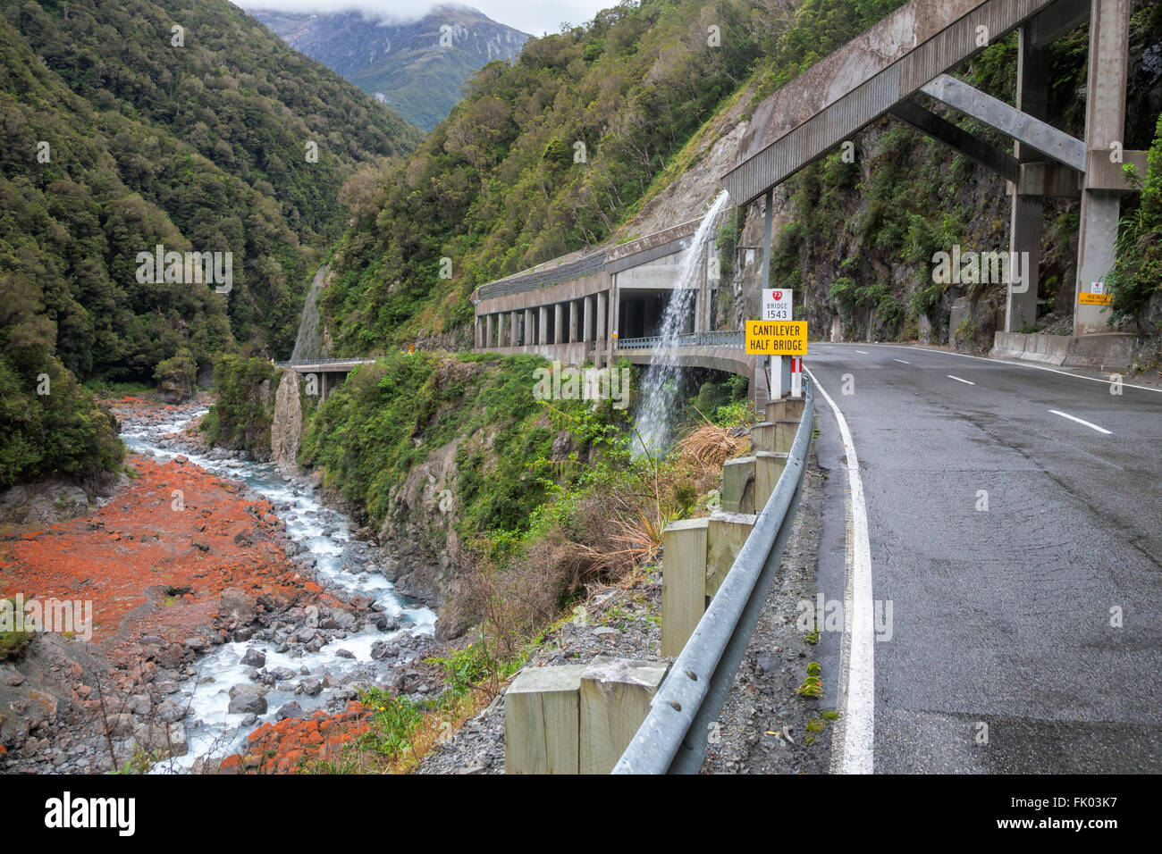 Rockslide shelter e acqua ponte sopra la Nuova Zelanda la Statale 73 Foto Stock