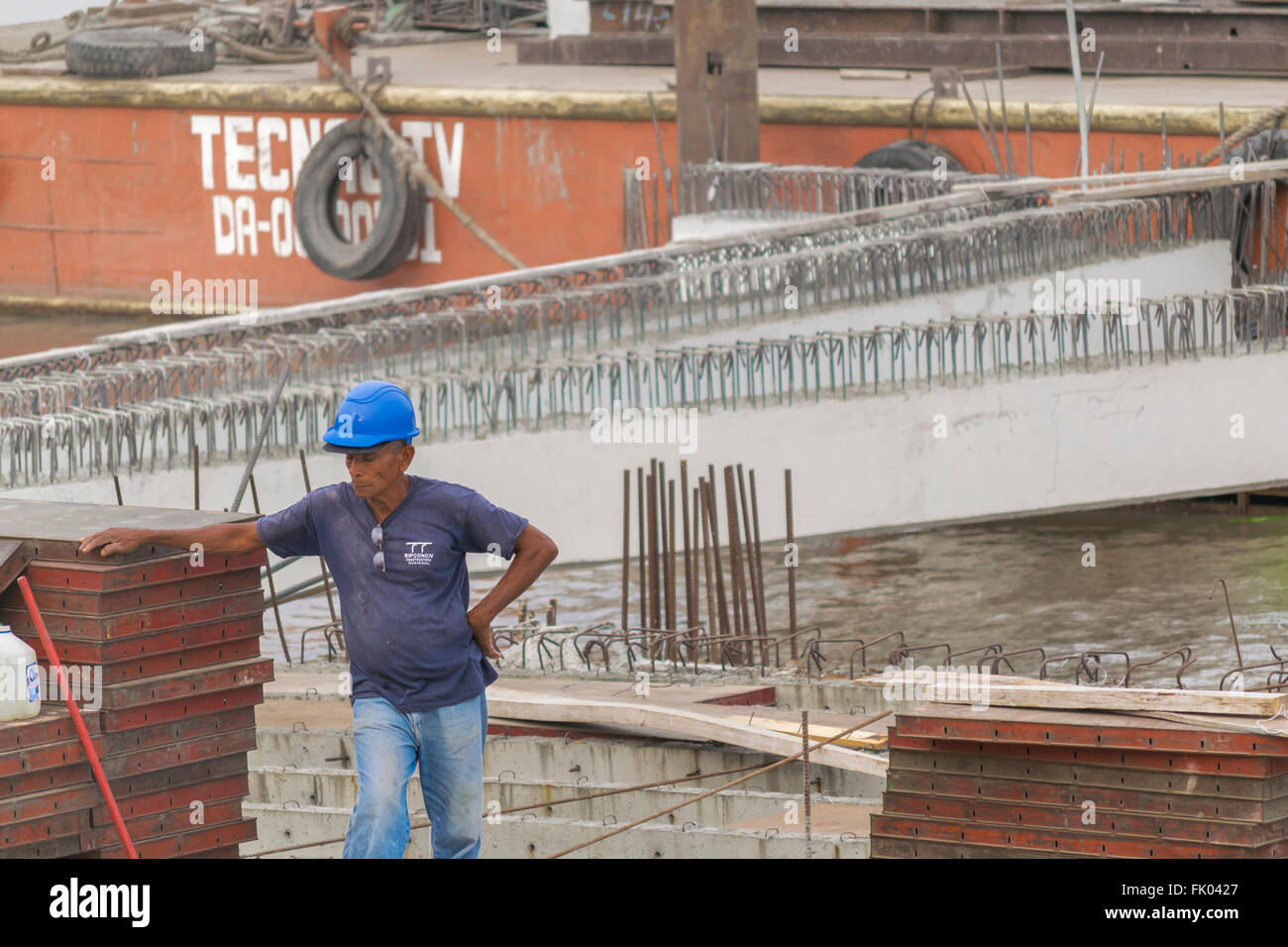 GUAYAQUIL, ECUADOR - ottobre - 2015 - vecchio uomo lavoratore edile di riposo in una struttura sul fiume Guayas a Guayaquil, Ecuador. Foto Stock