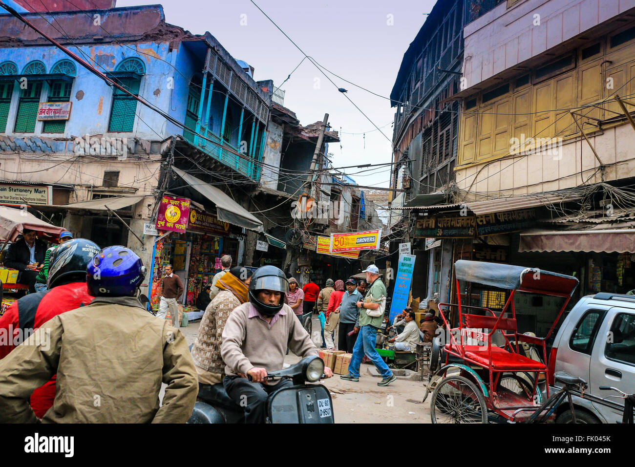 Pedoni, moto e automobili nelle strette strade di Delhi, India, Asia Foto Stock