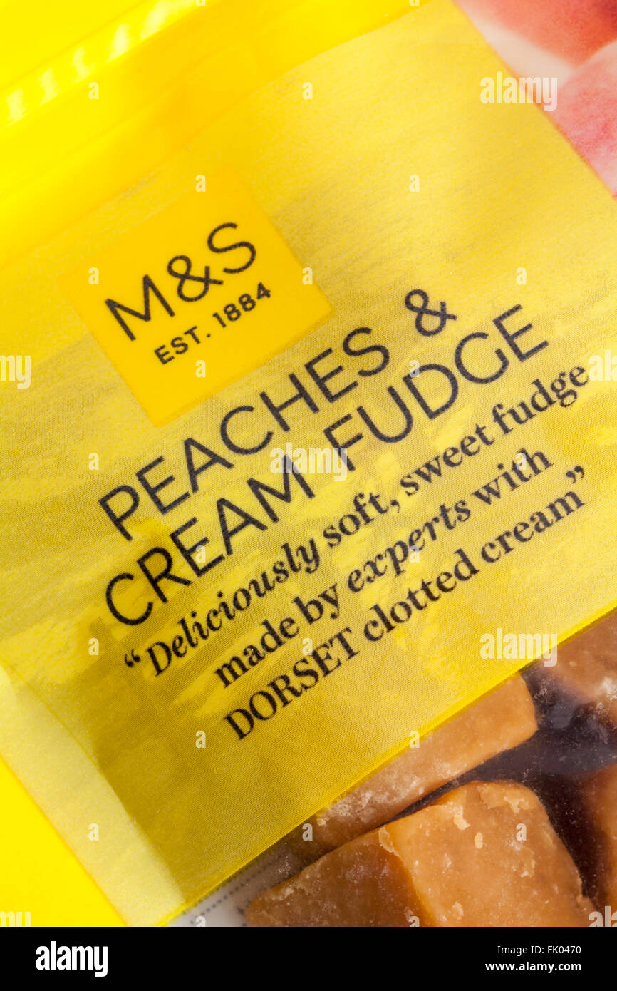 Pacchetto di M&S pesche & panna fudge - deliziosamente soffice dolce fudge fatti da esperti con Dorset clotted cream Foto Stock