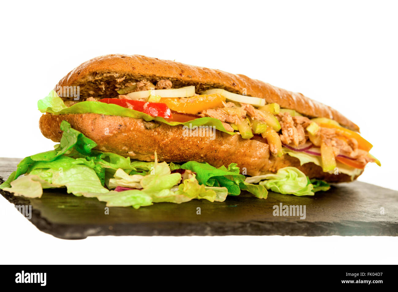 Fresco e salutare tonno Sandwich baguette con verdure. Home realizzata sul piatto nero piastra, pronto a mangiare. Brasiliano di Beirut. Pane con Foto Stock