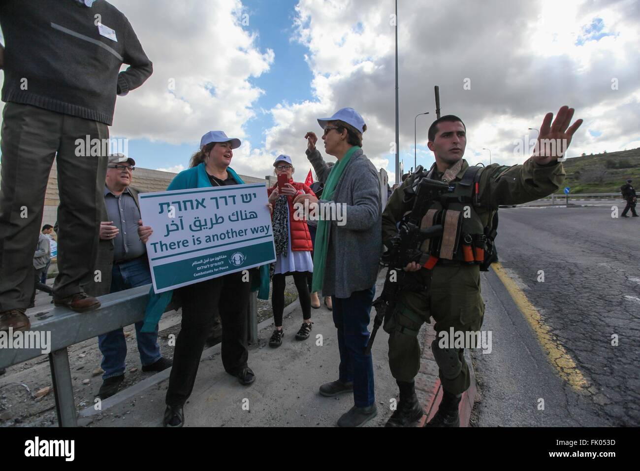 Betlemme. Mar 4, 2016. Israeliani e attivisti palestinesi prendere parte a una protesta organizzata dai combattenti per la pace associazione a un israeliano strada vicino a un checkpoint tra la Cisgiordania città di Beit Jala e Gerusalemme il 4 marzo 2016. © Luay Sababa/Xinhua/Alamy Live News Foto Stock