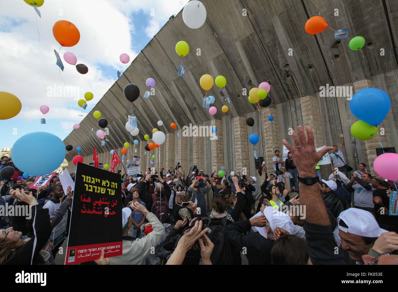 Betlemme. Mar 4, 2016. Israeliani e attivisti palestinesi prendere parte a una protesta organizzata dai combattenti per la pace associazione a un israeliano strada vicino a un checkpoint tra la Cisgiordania città di Beit Jala e Gerusalemme il 4 marzo 2016. © Luay Sababa/Xinhua/Alamy Live News Foto Stock