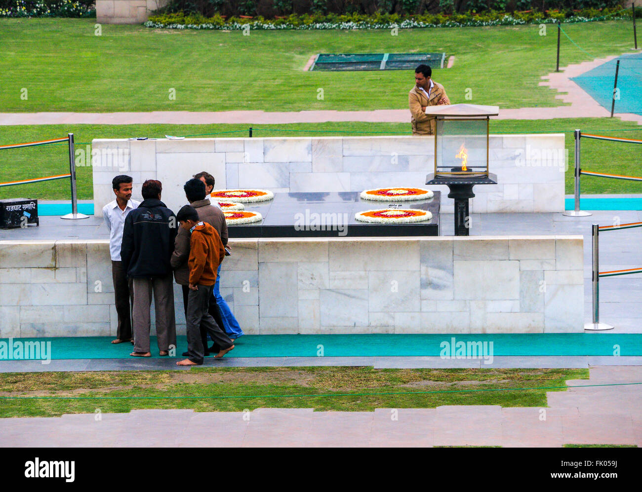 Raj Ghat memorial al Mahatma Ghandi che segna il punto della sua cremazione sul fiume Yamuna, Delhi, India, Asia Foto Stock