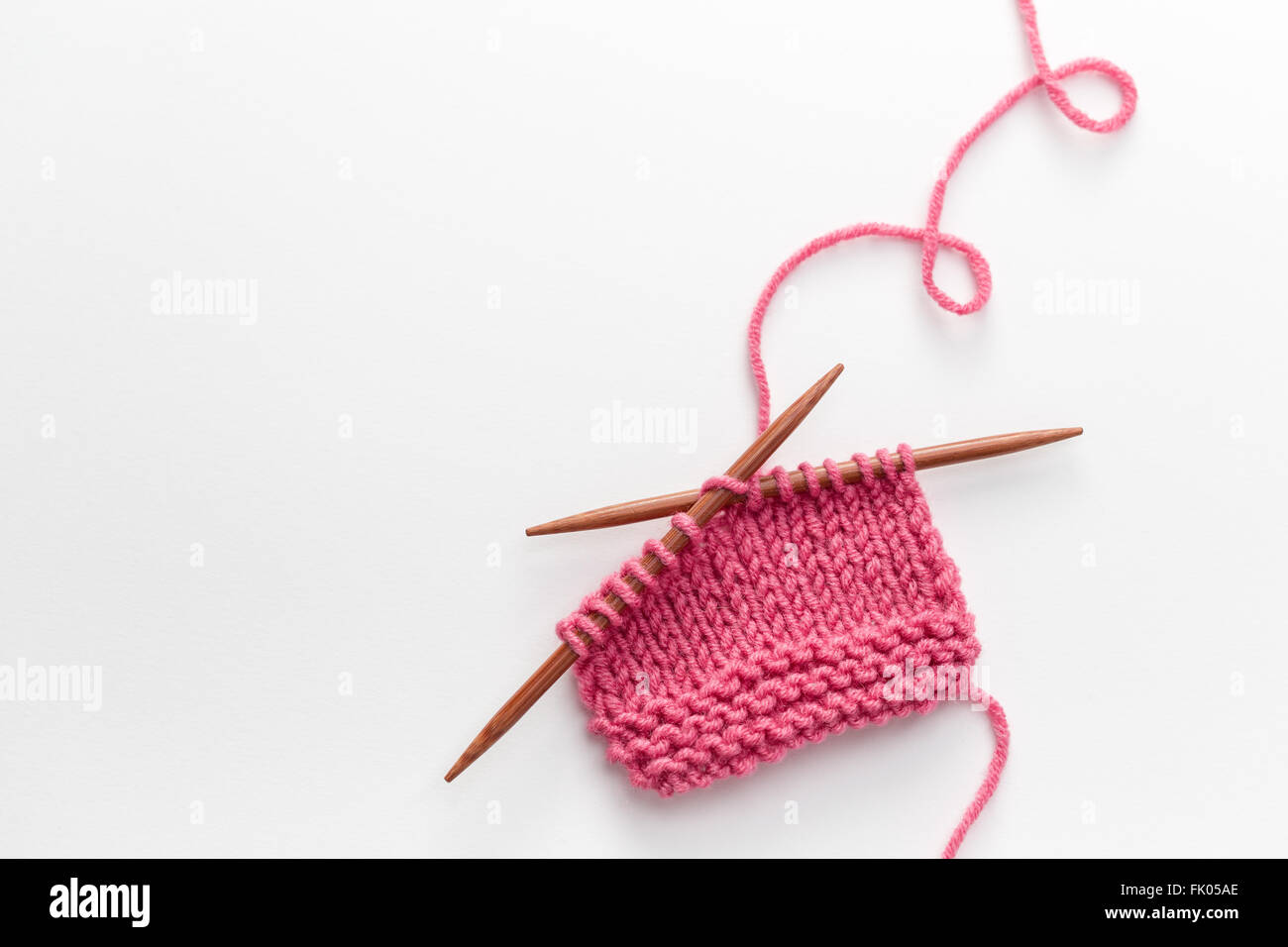 Maglia incompleta progetto con aghi in legno Foto Stock
