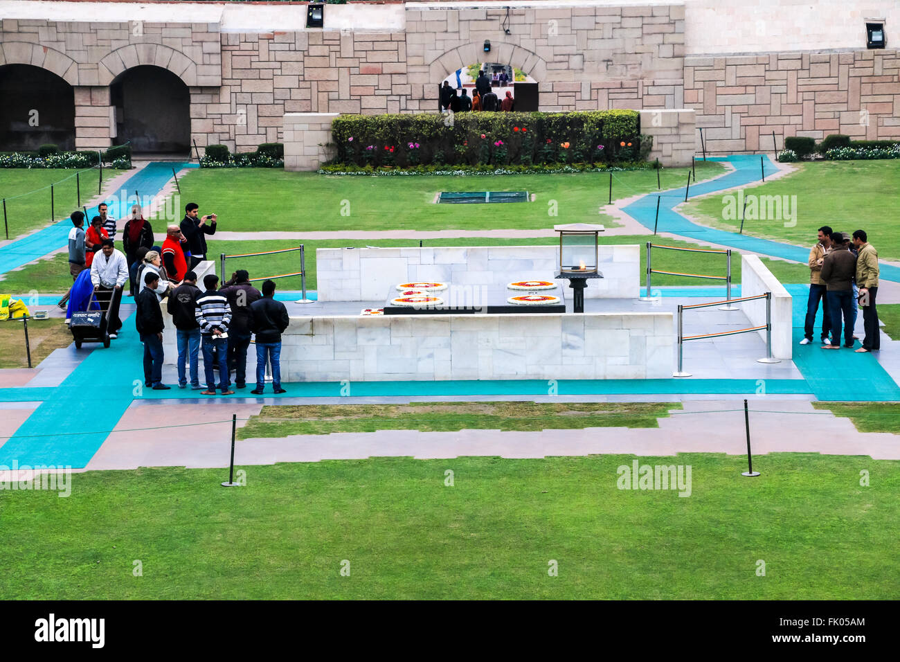 Raj Ghat memorial al Mahatma Ghandi che segna il punto della sua cremazione sul fiume Yamuna, Delhi, India, Asia Foto Stock