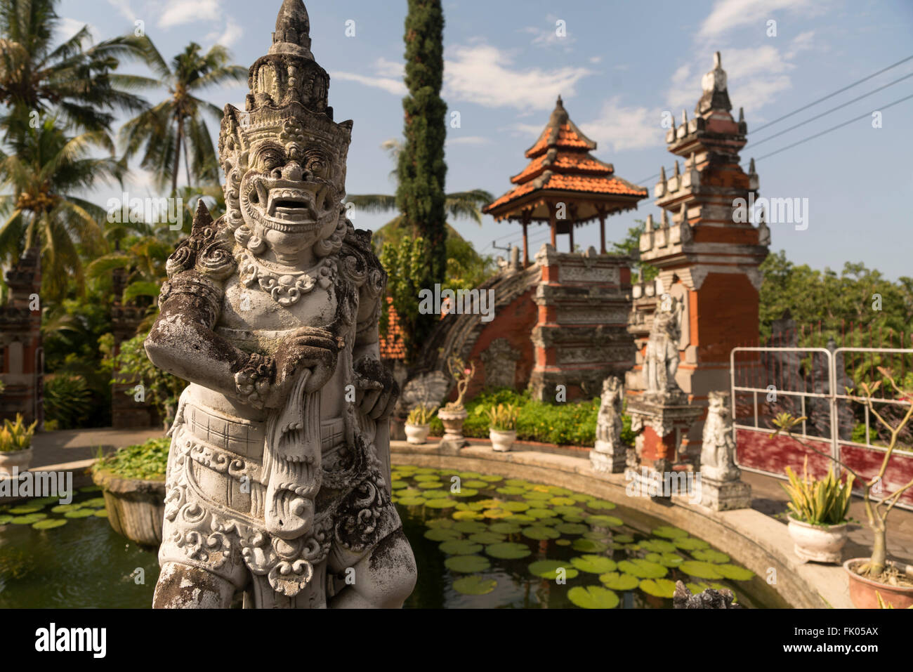 Statua al tempio buddista di Brahma Vihara Arama in Banjar, Lovina, Bali, Indonesia Foto Stock