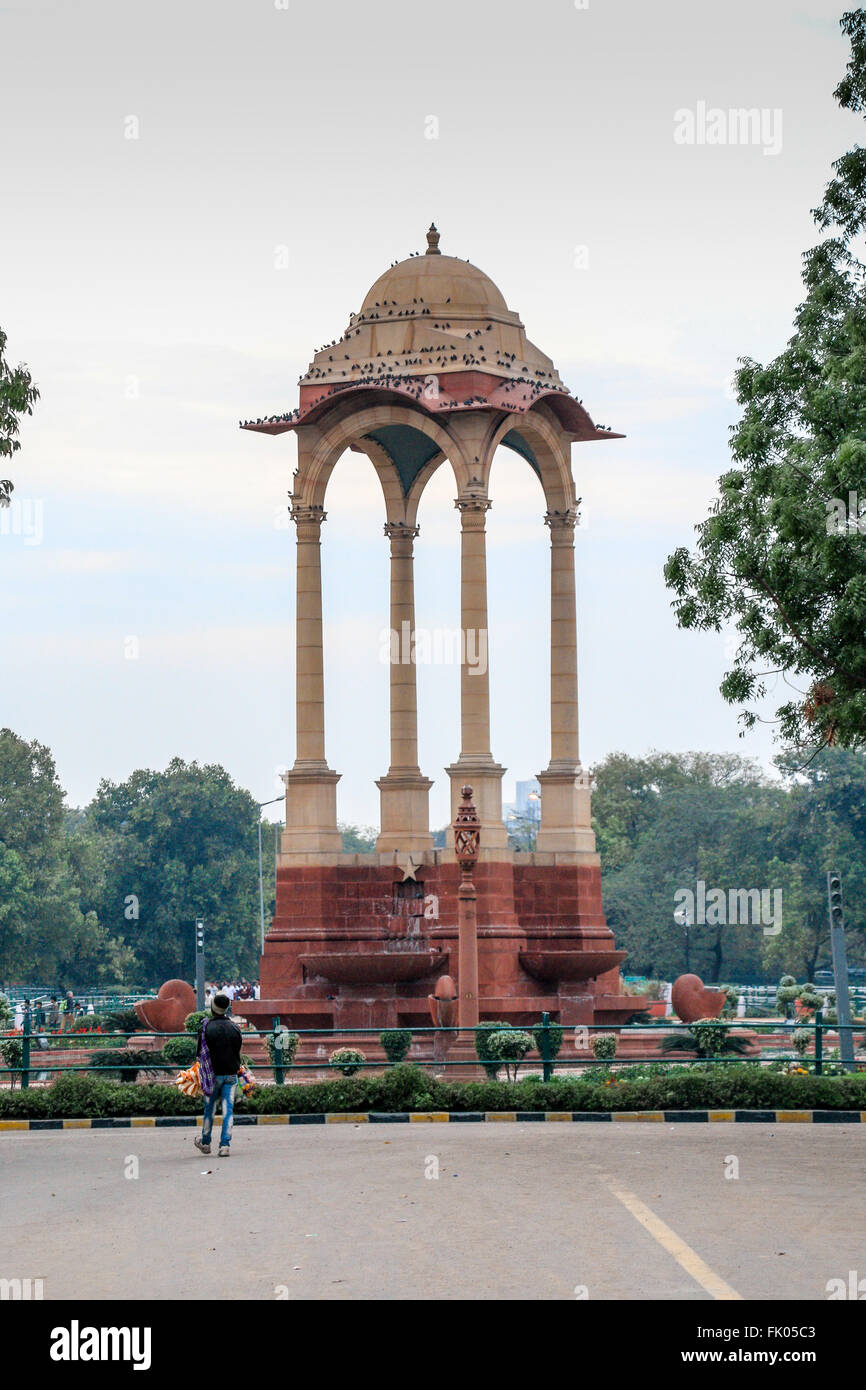 La tettoia di fronte all India Gate dove Re Giorgio V la statua si fermò fino alla metà degli anni sessanta, New Delhi, India Foto Stock